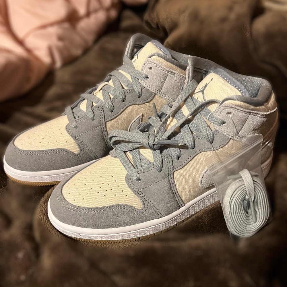 Air Jordan 1 Mid “coconut”